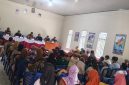 Musyawarah warga Kampung Bandar Sari bersama perwakilan tiga perusahaan tambang batu gunung, PT UB, PT AMJ, dan PT Adin Jaya, digelar di Balai Kampung Bandar Sari, Kecamatan Way Tuba, Kabupaten Way Kanan, Senin (27/7/2026). Pertemuan tersebut menghasilkan kesepakatan pembangunan tiga titik sumur bor beserta fasilitas penyiraman jalan sebagai upaya mengurangi dampak debu akibat aktivitas kendaraan pengangkut batu yang selama ini dikeluhkan masyarakat. (Foto: Tikampost.id/Hendri Darmawan)
