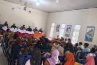 Musyawarah warga Kampung Bandar Sari bersama perwakilan tiga perusahaan tambang batu gunung, PT UB, PT AMJ, dan PT Adin Jaya, digelar di Balai Kampung Bandar Sari, Kecamatan Way Tuba, Kabupaten Way Kanan, Senin (27/7/2026). Pertemuan tersebut menghasilkan kesepakatan pembangunan tiga titik sumur bor beserta fasilitas penyiraman jalan sebagai upaya mengurangi dampak debu akibat aktivitas kendaraan pengangkut batu yang selama ini dikeluhkan masyarakat. (Foto: Tikampost.id/Hendri Darmawan)