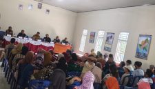 Musyawarah warga Kampung Bandar Sari bersama perwakilan tiga perusahaan tambang batu gunung, PT UB, PT AMJ, dan PT Adin Jaya, digelar di Balai Kampung Bandar Sari, Kecamatan Way Tuba, Kabupaten Way Kanan, Senin (27/7/2026). Pertemuan tersebut menghasilkan kesepakatan pembangunan tiga titik sumur bor beserta fasilitas penyiraman jalan sebagai upaya mengurangi dampak debu akibat aktivitas kendaraan pengangkut batu yang selama ini dikeluhkan masyarakat. (Foto: Tikampost.id/Hendri Darmawan)