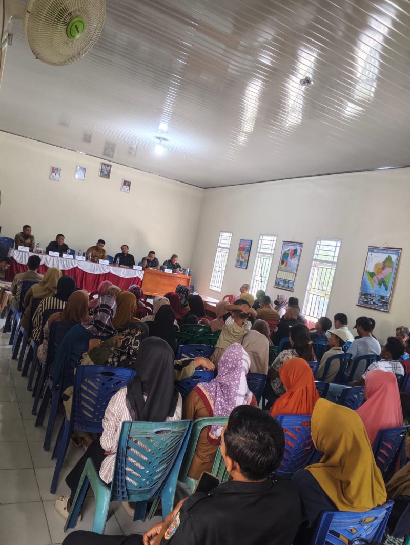 Musyawarah warga Kampung Bandar Sari bersama perwakilan tiga perusahaan tambang batu gunung, PT UB, PT AMJ, dan PT Adin Jaya, digelar di Balai Kampung Bandar Sari, Kecamatan Way Tuba, Kabupaten Way Kanan, Senin (27/7/2026). Pertemuan tersebut menghasilkan kesepakatan pembangunan tiga titik sumur bor beserta fasilitas penyiraman jalan sebagai upaya mengurangi dampak debu akibat aktivitas kendaraan pengangkut batu yang selama ini dikeluhkan masyarakat. (Foto: Tikampost.id/Hendri Darmawan)