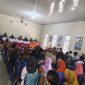 Musyawarah warga Kampung Bandar Sari bersama perwakilan tiga perusahaan tambang batu gunung, PT UB, PT AMJ, dan PT Adin Jaya, digelar di Balai Kampung Bandar Sari, Kecamatan Way Tuba, Kabupaten Way Kanan, Senin (27/7/2026). Pertemuan tersebut menghasilkan kesepakatan pembangunan tiga titik sumur bor beserta fasilitas penyiraman jalan sebagai upaya mengurangi dampak debu akibat aktivitas kendaraan pengangkut batu yang selama ini dikeluhkan masyarakat. (Foto: Tikampost.id/Hendri Darmawan)