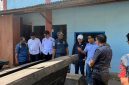 Sejumlah pihak terkait meninjau material proyek rehabilitasi Pelabuhan Nusantara Tahuna di Kabupaten Kepulauan Sangihe. Peninjauan dilakukan di tengah mencuatnya dugaan penggunaan material yang tidak sesuai spesifikasi teknis dalam pelaksanaan proyek senilai Rp90 miliar. Dugaan tersebut masih memerlukan pembuktian dan klarifikasi dari seluruh pihak terkait. (Foto: Ist/Tikampost.id)