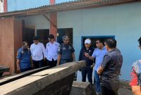 Sejumlah pihak terkait meninjau material proyek rehabilitasi Pelabuhan Nusantara Tahuna di Kabupaten Kepulauan Sangihe. Peninjauan dilakukan di tengah mencuatnya dugaan penggunaan material yang tidak sesuai spesifikasi teknis dalam pelaksanaan proyek senilai Rp90 miliar. Dugaan tersebut masih memerlukan pembuktian dan klarifikasi dari seluruh pihak terkait. (Foto: Ist/Tikampost.id)