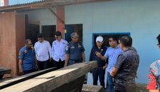 Sejumlah pihak terkait meninjau material proyek rehabilitasi Pelabuhan Nusantara Tahuna di Kabupaten Kepulauan Sangihe. Peninjauan dilakukan di tengah mencuatnya dugaan penggunaan material yang tidak sesuai spesifikasi teknis dalam pelaksanaan proyek senilai Rp90 miliar. Dugaan tersebut masih memerlukan pembuktian dan klarifikasi dari seluruh pihak terkait. (Foto: Ist/Tikampost.id)