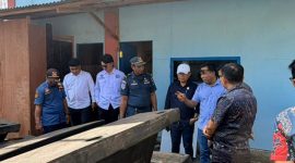 Sejumlah pihak terkait meninjau material proyek rehabilitasi Pelabuhan Nusantara Tahuna di Kabupaten Kepulauan Sangihe. Peninjauan dilakukan di tengah mencuatnya dugaan penggunaan material yang tidak sesuai spesifikasi teknis dalam pelaksanaan proyek senilai Rp90 miliar. Dugaan tersebut masih memerlukan pembuktian dan klarifikasi dari seluruh pihak terkait. (Foto: Ist/Tikampost.id)