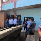 Sejumlah pihak terkait meninjau material proyek rehabilitasi Pelabuhan Nusantara Tahuna di Kabupaten Kepulauan Sangihe. Peninjauan dilakukan di tengah mencuatnya dugaan penggunaan material yang tidak sesuai spesifikasi teknis dalam pelaksanaan proyek senilai Rp90 miliar. Dugaan tersebut masih memerlukan pembuktian dan klarifikasi dari seluruh pihak terkait. (Foto: Ist/Tikampost.id)