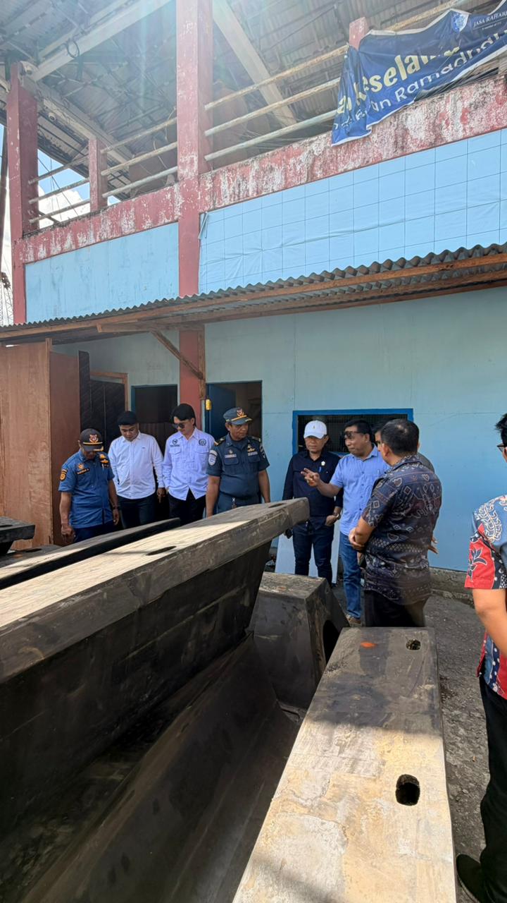 Sejumlah pihak terkait meninjau material proyek rehabilitasi Pelabuhan Nusantara Tahuna di Kabupaten Kepulauan Sangihe. Peninjauan dilakukan di tengah mencuatnya dugaan penggunaan material yang tidak sesuai spesifikasi teknis dalam pelaksanaan proyek senilai Rp90 miliar. Dugaan tersebut masih memerlukan pembuktian dan klarifikasi dari seluruh pihak terkait. (Foto: Ist/Tikampost.id)
