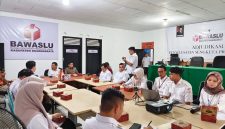 Foto: Suasana Rapat Pengelolaan Kehumasan, Peliputan, Dokumentasi, dan Informasi yang digelar Bawaslu Kabupaten Dharmasraya di Kantor Bawaslu, Rabu (29/7/2026). Kegiatan tersebut diikuti jajaran Bawaslu, Dinas Komunikasi dan Informatika (Kominfo), serta insan media sebagai upaya memperkuat sinergi dalam penyebarluasan informasi publik, meningkatkan kualitas publikasi, dan mendukung keterbukaan informasi kepada masyarakat. (Dok. Tikampost.id)
