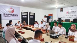 Foto: Suasana Rapat Pengelolaan Kehumasan, Peliputan, Dokumentasi, dan Informasi yang digelar Bawaslu Kabupaten Dharmasraya di Kantor Bawaslu, Rabu (29/7/2026). Kegiatan tersebut diikuti jajaran Bawaslu, Dinas Komunikasi dan Informatika (Kominfo), serta insan media sebagai upaya memperkuat sinergi dalam penyebarluasan informasi publik, meningkatkan kualitas publikasi, dan mendukung keterbukaan informasi kepada masyarakat. (Dok. Tikampost.id)