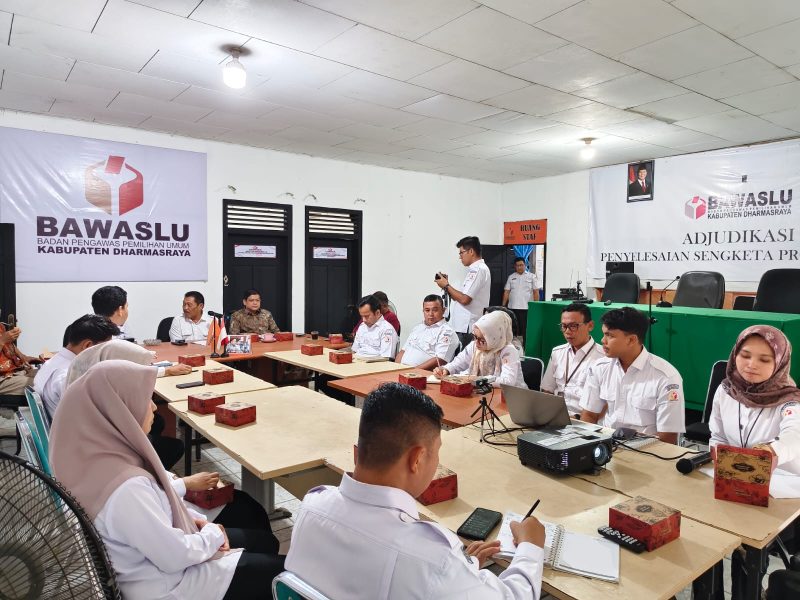 Foto: Suasana Rapat Pengelolaan Kehumasan, Peliputan, Dokumentasi, dan Informasi yang digelar Bawaslu Kabupaten Dharmasraya di Kantor Bawaslu, Rabu (29/7/2026). Kegiatan tersebut diikuti jajaran Bawaslu, Dinas Komunikasi dan Informatika (Kominfo), serta insan media sebagai upaya memperkuat sinergi dalam penyebarluasan informasi publik, meningkatkan kualitas publikasi, dan mendukung keterbukaan informasi kepada masyarakat. (Dok. Tikampost.id)