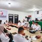 Foto: Suasana Rapat Pengelolaan Kehumasan, Peliputan, Dokumentasi, dan Informasi yang digelar Bawaslu Kabupaten Dharmasraya di Kantor Bawaslu, Rabu (29/7/2026). Kegiatan tersebut diikuti jajaran Bawaslu, Dinas Komunikasi dan Informatika (Kominfo), serta insan media sebagai upaya memperkuat sinergi dalam penyebarluasan informasi publik, meningkatkan kualitas publikasi, dan mendukung keterbukaan informasi kepada masyarakat. (Dok. Tikampost.id)