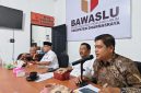 Foto: Anggota Bawaslu Kabupaten Dharmasraya, Alde Rado, menyampaikan materi evaluasi kinerja kehumasan periode Januari–Juni dalam kegiatan penguatan kapasitas kehumasan di Kantor Bawaslu Dharmasraya. Pada kesempatan tersebut, Alde menekankan pentingnya optimalisasi publikasi, dokumentasi, dan keterbukaan informasi publik guna meningkatkan kepercayaan masyarakat terhadap lembaga pengawas pemilu. (Dok. Tikampost.id)