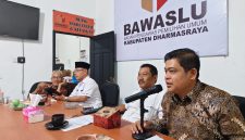 Foto: Anggota Bawaslu Kabupaten Dharmasraya, Alde Rado, menyampaikan materi evaluasi kinerja kehumasan periode Januari–Juni dalam kegiatan penguatan kapasitas kehumasan di Kantor Bawaslu Dharmasraya. Pada kesempatan tersebut, Alde menekankan pentingnya optimalisasi publikasi, dokumentasi, dan keterbukaan informasi publik guna meningkatkan kepercayaan masyarakat terhadap lembaga pengawas pemilu. (Dok. Tikampost.id)