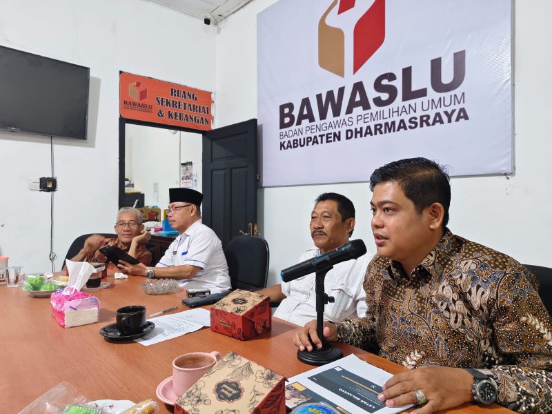 Foto: Anggota Bawaslu Kabupaten Dharmasraya, Alde Rado, menyampaikan materi evaluasi kinerja kehumasan periode Januari–Juni dalam kegiatan penguatan kapasitas kehumasan di Kantor Bawaslu Dharmasraya. Pada kesempatan tersebut, Alde menekankan pentingnya optimalisasi publikasi, dokumentasi, dan keterbukaan informasi publik guna meningkatkan kepercayaan masyarakat terhadap lembaga pengawas pemilu. (Dok. Tikampost.id)