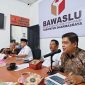Foto: Anggota Bawaslu Kabupaten Dharmasraya, Alde Rado, menyampaikan materi evaluasi kinerja kehumasan periode Januari–Juni dalam kegiatan penguatan kapasitas kehumasan di Kantor Bawaslu Dharmasraya. Pada kesempatan tersebut, Alde menekankan pentingnya optimalisasi publikasi, dokumentasi, dan keterbukaan informasi publik guna meningkatkan kepercayaan masyarakat terhadap lembaga pengawas pemilu. (Dok. Tikampost.id)