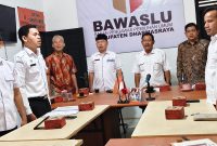 Foto: Plt Kepala Dinas Komunikasi dan Informatika (Kominfo) Kabupaten Dharmasraya, Hendri Filiang, saat menjadi narasumber dalam kegiatan Penguatan Kapasitas Kehumasan yang diselenggarakan Bawaslu Kabupaten Dharmasraya. Dalam kegiatan tersebut, Hendri menekankan bahwa pengelolaan kehumasan, dokumentasi, dan penyampaian informasi publik merupakan tanggung jawab seluruh jajaran Bawaslu. (Dok. Tikampost.id)