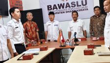 Foto: Plt Kepala Dinas Komunikasi dan Informatika (Kominfo) Kabupaten Dharmasraya, Hendri Filiang, saat menjadi narasumber dalam kegiatan Penguatan Kapasitas Kehumasan yang diselenggarakan Bawaslu Kabupaten Dharmasraya. Dalam kegiatan tersebut, Hendri menekankan bahwa pengelolaan kehumasan, dokumentasi, dan penyampaian informasi publik merupakan tanggung jawab seluruh jajaran Bawaslu. (Dok. Tikampost.id)