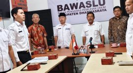 Foto: Plt Kepala Dinas Komunikasi dan Informatika (Kominfo) Kabupaten Dharmasraya, Hendri Filiang, saat menjadi narasumber dalam kegiatan Penguatan Kapasitas Kehumasan yang diselenggarakan Bawaslu Kabupaten Dharmasraya. Dalam kegiatan tersebut, Hendri menekankan bahwa pengelolaan kehumasan, dokumentasi, dan penyampaian informasi publik merupakan tanggung jawab seluruh jajaran Bawaslu. (Dok. Tikampost.id)