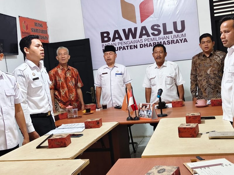 Foto: Plt Kepala Dinas Komunikasi dan Informatika (Kominfo) Kabupaten Dharmasraya, Hendri Filiang, saat menjadi narasumber dalam kegiatan Penguatan Kapasitas Kehumasan yang diselenggarakan Bawaslu Kabupaten Dharmasraya. Dalam kegiatan tersebut, Hendri menekankan bahwa pengelolaan kehumasan, dokumentasi, dan penyampaian informasi publik merupakan tanggung jawab seluruh jajaran Bawaslu. (Dok. Tikampost.id)
