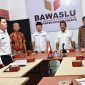 Foto: Plt Kepala Dinas Komunikasi dan Informatika (Kominfo) Kabupaten Dharmasraya, Hendri Filiang, saat menjadi narasumber dalam kegiatan Penguatan Kapasitas Kehumasan yang diselenggarakan Bawaslu Kabupaten Dharmasraya. Dalam kegiatan tersebut, Hendri menekankan bahwa pengelolaan kehumasan, dokumentasi, dan penyampaian informasi publik merupakan tanggung jawab seluruh jajaran Bawaslu. (Dok. Tikampost.id)