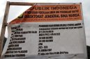 Papan informasi proyek rehabilitasi jalan dan pembangunan Jembatan Gantung Way Besai, Way Kanan, yang dikerjakan oleh Satker Pelaksanaan Jalan Nasional Wilayah II Provinsi Lampung. Proyek ini menjadi sorotan warga terkait dugaan penggunaan material batu bulat berukuran kecil pada pekerjaan pemasangan bronjong di lokasi. Foto: Tikampost.id/Marto