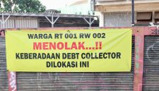 Spanduk penolakan terhadap aktivitas debt collector terpasang di kawasan RT 001/RW 002 sebagai bentuk aspirasi warga yang menginginkan lingkungan tetap aman, tertib, dan bebas dari potensi keributan di ruang publik. Warga berharap setiap proses penagihan pembiayaan dilakukan sesuai ketentuan hukum tanpa mengganggu ketertiban masyarakat.
Foto: Dok. Tikampost.id.