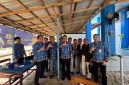 Sejumlah pejabat dan jajaran Kominfo bersama insan pers berfoto bersama usai kegiatan rapat koordinasi dan pengelolaan kehumasan. Kegiatan tersebut menjadi momentum memperkuat sinergi antara pemerintah dan media dalam meningkatkan keterbukaan informasi publik serta pelayanan informasi kepada masyarakat.
Foto: Dok. Tikampost.id