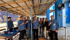 Sejumlah pejabat dan jajaran Kominfo bersama insan pers berfoto bersama usai kegiatan rapat koordinasi dan pengelolaan kehumasan. Kegiatan tersebut menjadi momentum memperkuat sinergi antara pemerintah dan media dalam meningkatkan keterbukaan informasi publik serta pelayanan informasi kepada masyarakat.
Foto: Dok. Tikampost.id