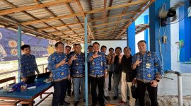 Sejumlah pejabat dan jajaran Kominfo bersama insan pers berfoto bersama usai kegiatan rapat koordinasi dan pengelolaan kehumasan. Kegiatan tersebut menjadi momentum memperkuat sinergi antara pemerintah dan media dalam meningkatkan keterbukaan informasi publik serta pelayanan informasi kepada masyarakat.
Foto: Dok. Tikampost.id