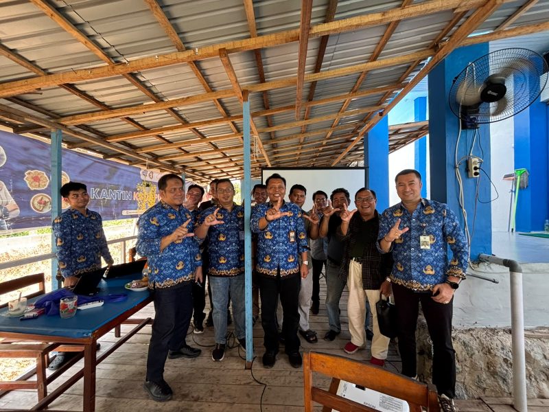 Sejumlah pejabat dan jajaran Kominfo bersama insan pers berfoto bersama usai kegiatan rapat koordinasi dan pengelolaan kehumasan. Kegiatan tersebut menjadi momentum memperkuat sinergi antara pemerintah dan media dalam meningkatkan keterbukaan informasi publik serta pelayanan informasi kepada masyarakat.
Foto: Dok. Tikampost.id