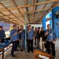 Sejumlah pejabat dan jajaran Kominfo bersama insan pers berfoto bersama usai kegiatan rapat koordinasi dan pengelolaan kehumasan. Kegiatan tersebut menjadi momentum memperkuat sinergi antara pemerintah dan media dalam meningkatkan keterbukaan informasi publik serta pelayanan informasi kepada masyarakat.
Foto: Dok. Tikampost.id