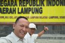Kepala Kampung Waypisang, Emon Trisilo (kiri), saat berada di Mapolda Lampung. Emon menegaskan bahwa Pemerintah Kampung Waypisang hingga kini belum pernah menerima penyaluran dana maupun bantuan Corporate Social Responsibility (CSR) dari PT UB, sekaligus membantah pernyataan yang menyebut kampung tersebut telah menerima bantuan perusahaan. Foto: Tim/Tikampost.id