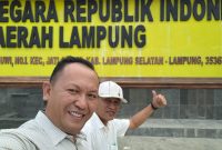 Kepala Kampung Waypisang, Emon Trisilo (kiri), saat berada di Mapolda Lampung. Emon menegaskan bahwa Pemerintah Kampung Waypisang hingga kini belum pernah menerima penyaluran dana maupun bantuan Corporate Social Responsibility (CSR) dari PT UB, sekaligus membantah pernyataan yang menyebut kampung tersebut telah menerima bantuan perusahaan. Foto: Tim/Tikampost.id
