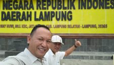Kepala Kampung Waypisang, Emon Trisilo (kiri), saat berada di Mapolda Lampung. Emon menegaskan bahwa Pemerintah Kampung Waypisang hingga kini belum pernah menerima penyaluran dana maupun bantuan Corporate Social Responsibility (CSR) dari PT UB, sekaligus membantah pernyataan yang menyebut kampung tersebut telah menerima bantuan perusahaan. Foto: Tim/Tikampost.id