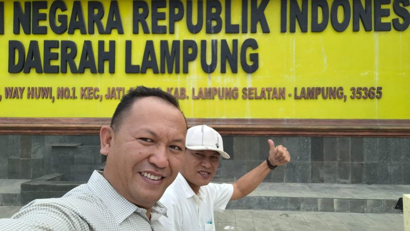 Kepala Kampung Waypisang, Emon Trisilo (kiri), saat berada di Mapolda Lampung. Emon menegaskan bahwa Pemerintah Kampung Waypisang hingga kini belum pernah menerima penyaluran dana maupun bantuan Corporate Social Responsibility (CSR) dari PT UB, sekaligus membantah pernyataan yang menyebut kampung tersebut telah menerima bantuan perusahaan. Foto: Tim/Tikampost.id