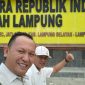 Kepala Kampung Waypisang, Emon Trisilo (kiri), saat berada di Mapolda Lampung. Emon menegaskan bahwa Pemerintah Kampung Waypisang hingga kini belum pernah menerima penyaluran dana maupun bantuan Corporate Social Responsibility (CSR) dari PT UB, sekaligus membantah pernyataan yang menyebut kampung tersebut telah menerima bantuan perusahaan. Foto: Tim/Tikampost.id