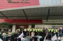 Massa aksi yang tergabung dalam Almamater Lima menggelar unjuk rasa di depan Tangcity Mall, Kota Tangerang, Jumat (31/7/2026). Dalam aksi lanjutan Jilid III tersebut, massa menyampaikan tuntutan kepada Manajemen Tangcity agar memberikan klarifikasi terkait dugaan alih fungsi Ruang Terbuka Hijau (RTH) Taman Potret menjadi kawasan komersial. Aksi mendapat pengawalan ketat dari aparat kepolisian untuk menjaga situasi tetap kondusif. (Foto: Ist/Tikampost.id)
