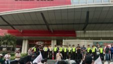 Massa aksi yang tergabung dalam Almamater Lima menggelar unjuk rasa di depan Tangcity Mall, Kota Tangerang, Jumat (31/7/2026). Dalam aksi lanjutan Jilid III tersebut, massa menyampaikan tuntutan kepada Manajemen Tangcity agar memberikan klarifikasi terkait dugaan alih fungsi Ruang Terbuka Hijau (RTH) Taman Potret menjadi kawasan komersial. Aksi mendapat pengawalan ketat dari aparat kepolisian untuk menjaga situasi tetap kondusif. (Foto: Ist/Tikampost.id)