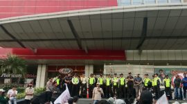 Massa aksi yang tergabung dalam Almamater Lima menggelar unjuk rasa di depan Tangcity Mall, Kota Tangerang, Jumat (31/7/2026). Dalam aksi lanjutan Jilid III tersebut, massa menyampaikan tuntutan kepada Manajemen Tangcity agar memberikan klarifikasi terkait dugaan alih fungsi Ruang Terbuka Hijau (RTH) Taman Potret menjadi kawasan komersial. Aksi mendapat pengawalan ketat dari aparat kepolisian untuk menjaga situasi tetap kondusif. (Foto: Ist/Tikampost.id)