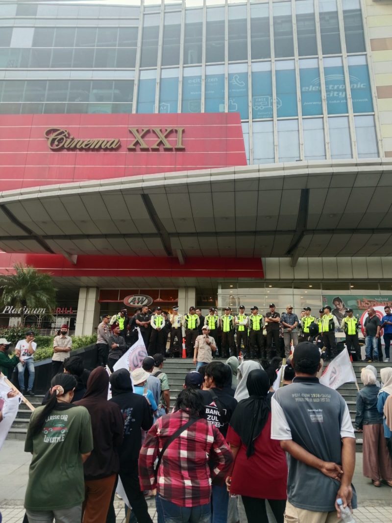 Massa aksi yang tergabung dalam Almamater Lima menggelar unjuk rasa di depan Tangcity Mall, Kota Tangerang, Jumat (31/7/2026). Dalam aksi lanjutan Jilid III tersebut, massa menyampaikan tuntutan kepada Manajemen Tangcity agar memberikan klarifikasi terkait dugaan alih fungsi Ruang Terbuka Hijau (RTH) Taman Potret menjadi kawasan komersial. Aksi mendapat pengawalan ketat dari aparat kepolisian untuk menjaga situasi tetap kondusif. (Foto: Ist/Tikampost.id)