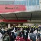 Massa aksi yang tergabung dalam Almamater Lima menggelar unjuk rasa di depan Tangcity Mall, Kota Tangerang, Jumat (31/7/2026). Dalam aksi lanjutan Jilid III tersebut, massa menyampaikan tuntutan kepada Manajemen Tangcity agar memberikan klarifikasi terkait dugaan alih fungsi Ruang Terbuka Hijau (RTH) Taman Potret menjadi kawasan komersial. Aksi mendapat pengawalan ketat dari aparat kepolisian untuk menjaga situasi tetap kondusif. (Foto: Ist/Tikampost.id)