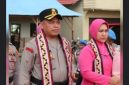 Kapolres Way Kanan yang baru, AKBP Ramadhona, bersama Ketua Bhayangkari Cabang Way Kanan saat tiba di Kabupaten Way Kanan. Kehadiran AKBP Ramadhona disambut sebagai awal kepemimpinan baru di Polres Way Kanan, dengan harapan dapat memperkuat pelayanan kepada masyarakat serta meningkatkan sinergi bersama seluruh elemen, termasuk insan pers. (Foto: Istimewa/Tikampost.id).