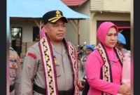 Kapolres Way Kanan yang baru, AKBP Ramadhona, bersama Ketua Bhayangkari Cabang Way Kanan saat tiba di Kabupaten Way Kanan. Kehadiran AKBP Ramadhona disambut sebagai awal kepemimpinan baru di Polres Way Kanan, dengan harapan dapat memperkuat pelayanan kepada masyarakat serta meningkatkan sinergi bersama seluruh elemen, termasuk insan pers. (Foto: Istimewa/Tikampost.id).