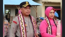 Kapolres Way Kanan yang baru, AKBP Ramadhona, bersama Ketua Bhayangkari Cabang Way Kanan saat tiba di Kabupaten Way Kanan. Kehadiran AKBP Ramadhona disambut sebagai awal kepemimpinan baru di Polres Way Kanan, dengan harapan dapat memperkuat pelayanan kepada masyarakat serta meningkatkan sinergi bersama seluruh elemen, termasuk insan pers. (Foto: Istimewa/Tikampost.id).
