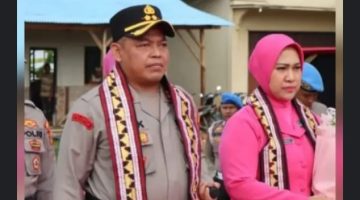 Kapolres Way Kanan yang baru, AKBP Ramadhona, bersama Ketua Bhayangkari Cabang Way Kanan saat tiba di Kabupaten Way Kanan. Kehadiran AKBP Ramadhona disambut sebagai awal kepemimpinan baru di Polres Way Kanan, dengan harapan dapat memperkuat pelayanan kepada masyarakat serta meningkatkan sinergi bersama seluruh elemen, termasuk insan pers. (Foto: Istimewa/Tikampost.id).