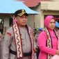 Kapolres Way Kanan yang baru, AKBP Ramadhona, bersama Ketua Bhayangkari Cabang Way Kanan saat tiba di Kabupaten Way Kanan. Kehadiran AKBP Ramadhona disambut sebagai awal kepemimpinan baru di Polres Way Kanan, dengan harapan dapat memperkuat pelayanan kepada masyarakat serta meningkatkan sinergi bersama seluruh elemen, termasuk insan pers. (Foto: Istimewa/Tikampost.id).