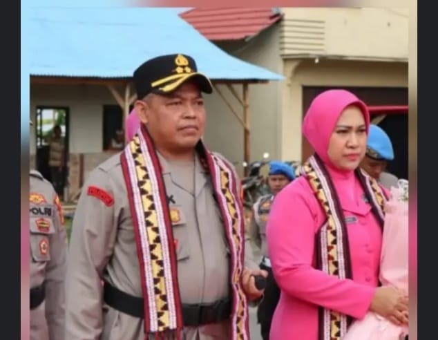 Kapolres Way Kanan yang baru, AKBP Ramadhona, bersama Ketua Bhayangkari Cabang Way Kanan saat tiba di Kabupaten Way Kanan. Kehadiran AKBP Ramadhona disambut sebagai awal kepemimpinan baru di Polres Way Kanan, dengan harapan dapat memperkuat pelayanan kepada masyarakat serta meningkatkan sinergi bersama seluruh elemen, termasuk insan pers. (Foto: Istimewa/Tikampost.id).
