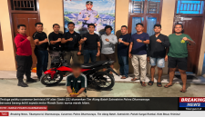 Keterangan: Terduga pelaku curanmor berinisial AY alias Sindo (22) diamankan Tim URC Alang Bateh Satreskrim Polres Dharmasraya bersama personel Opsnal Polsek Sungai Rumbai. Dalam pengungkapan tersebut, petugas turut mengamankan barang bukti satu unit sepeda motor Honda Sonic warna merah hitam.