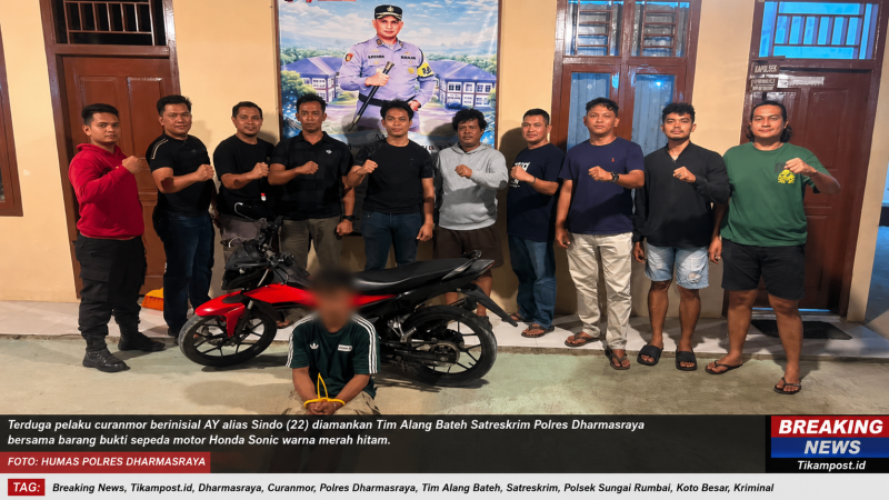 Keterangan: Terduga pelaku curanmor berinisial AY alias Sindo (22) diamankan Tim URC Alang Bateh Satreskrim Polres Dharmasraya bersama personel Opsnal Polsek Sungai Rumbai. Dalam pengungkapan tersebut, petugas turut mengamankan barang bukti satu unit sepeda motor Honda Sonic warna merah hitam.