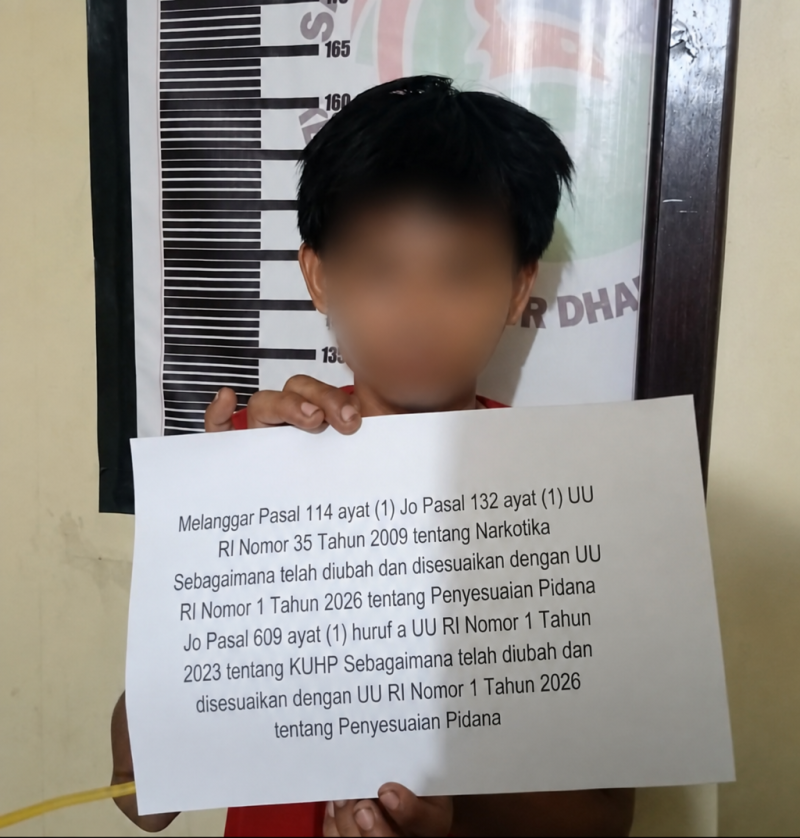Salah satu terduga pengedar narkotika jenis sabu saat diamankan Satresnarkoba Polres Dharmasraya. Dalam operasi yang digelar di Jorong I Aur Jaya, Kenagarian Koto Padang, Kecamatan Koto Baru, Minggu (2/8/2026), petugas mengamankan dua paket plastik klip bening berisi kristal yang diduga sabu, satu unit telepon genggam, satu unit sepeda motor, serta selembar kertas yang diduga bukti transfer. Saat ini, kedua terduga beserta barang bukti telah diamankan untuk menjalani proses penyidikan lebih lanjut.